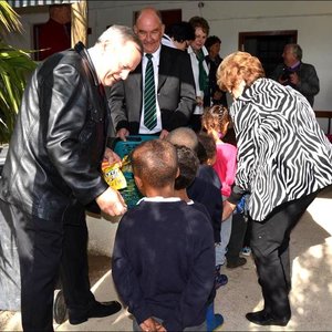 AVBOB Group CEO, Frik Rademan (left) and Overstrand Executive Mayor, Nicolette Botha-Guthrie (right) pictured handing out goody bags to learners of The Fynbos Academy, while AVBOB’s Western Cape Provincial Manager, Johan Tinderholem lends assistance.