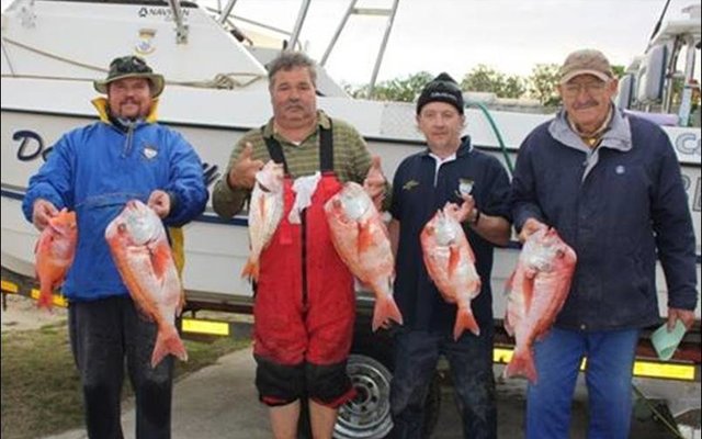 “Dad’s Toy” het ook mooi visse opgelewer.  Van links:  Stephen Ashlin met sy wen-Rooistomp van 4.04kg, Lukas Holtzhausen, Johan van Zyl en Gert du Plessis (Dad’s Toy).