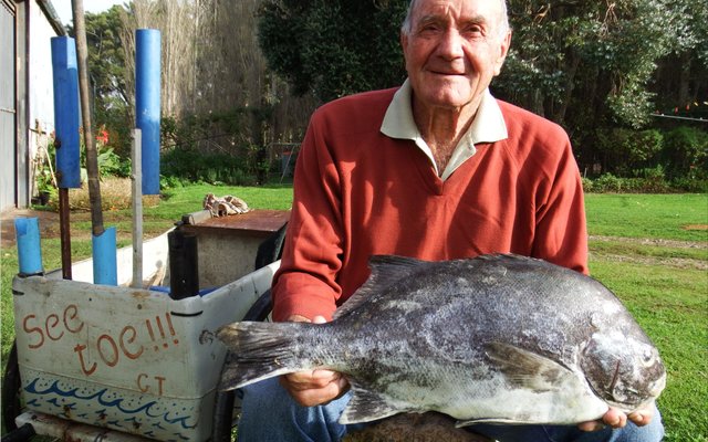 Stompie  Heins  van  Wolvengat  met  sy  7.1kg  Galjoen sit hier op sy “GT Viskarretjie”, See-toe.