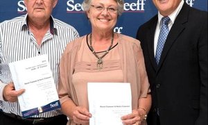 Welbekende egpaar tree saam af