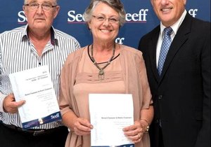 Welbekende egpaar tree saam af