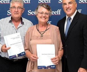 Welbekende egpaar tree saam af