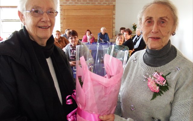 Links oorhandig ‘n mede-stigterslid van die Bietoubossers, Helena Smith, ‘n ruiker aan Betsie van der Merwe