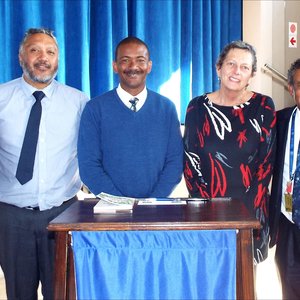 Provinsiale parlementariërs op besoek aan Gansbaai Primêr, met vlnr Japie Bailey, Bertram Loriston, Tommy Volkwyn (skoolhoof), Wendy Colyn, Basil Kivedo en mnr Olivier.