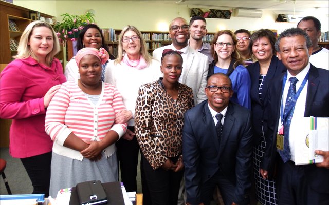 Opgewonde provinsiale parlementariërs aan Gansbaai Biblioteek saam met die biblioteekpersoneel, met Sharman Geldenhuys (bibliotekaris) agter derde van links. 