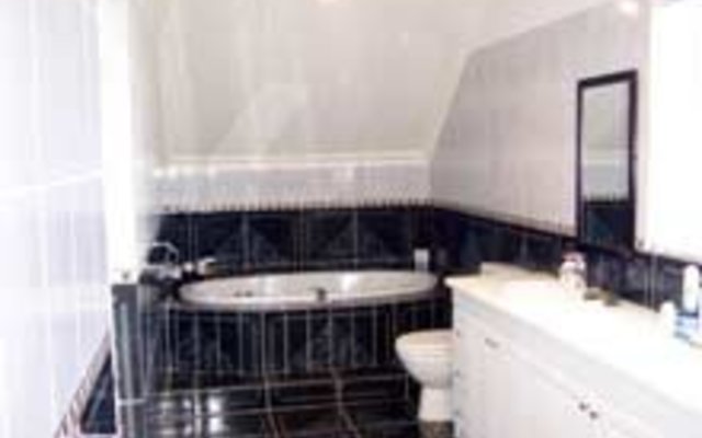 en-suite Jaccuzi Bath 