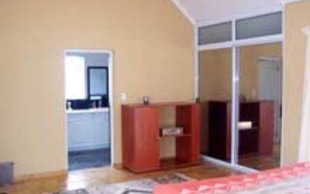 Upstairs bedroom with en-suite bathroom