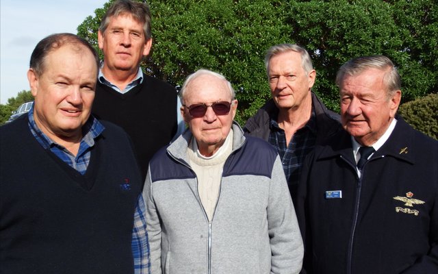 Vlnr is Johan Lottering, Mauritz du Plessis, Brig.Gen. (afgetree) Albie Götze en sy seun, Hugo en Lt.Kol. (afgetree) Peter Dagg.    