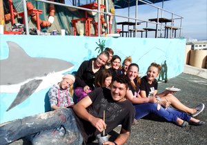 Kunstige skoolkinderpret Taphuis-muur pronk bo hawe