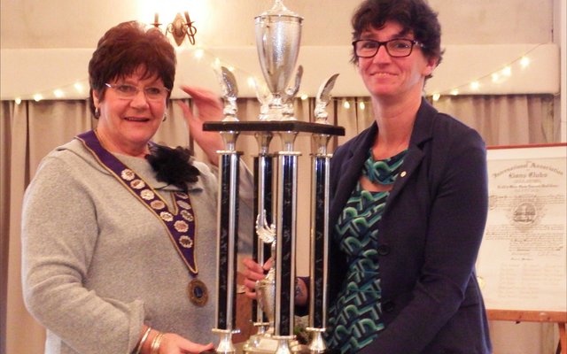 Ina Ogilvie oorhandig die Presidentstrofee aan  Betty de Fisscher 
