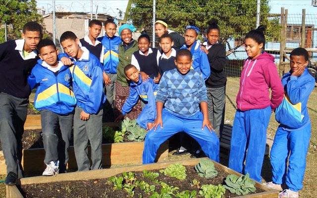 In die groente-tuine is die hande behoorlik vuilgesmeer, maar die resultate was uiters bevredigend, met groentes wat benut gaan word. 