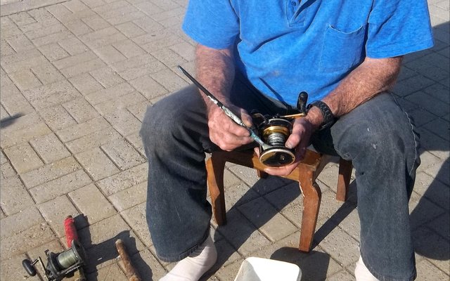 Wat anders kan so ontspannend wees en jou terselfdertyd so laat uitsien na ‘n broekbewe-hengelsessie as om jou hengelgereedskap voor te berei? 