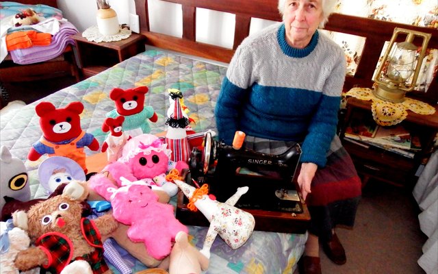Maryna Rossouw met haar 1941 Singer naaimasjien, tussen ‘n klompie van die sagte speelgoed wat sy al gemaak het.