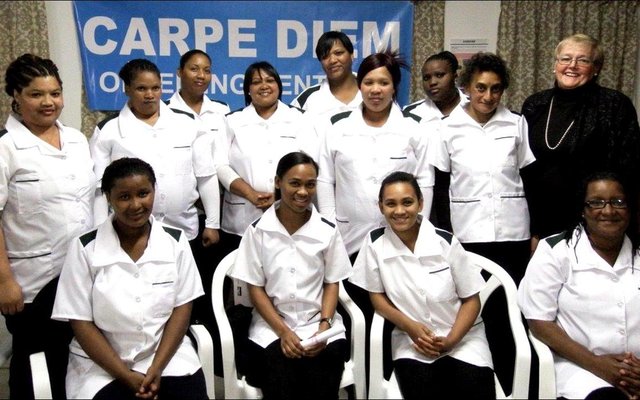 Luwenda Jantjies, Sarah-Lee Forry, Kirsten Forry en Cornelia Jantjies. Agter vlnr is Gerda Gibson, Thembi Ntsukune, Heloise Koert, Aldine Jantjies, Michelle Tobias, Carrol Mbuzeni, Lola Thafeni, Ferlancia Plaatjies en Suster Iréne de Waal.