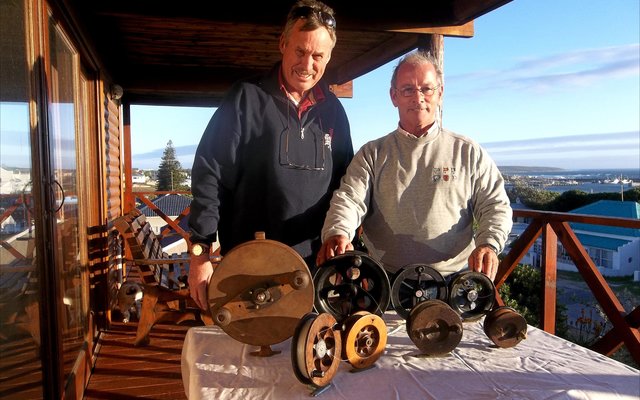 Geskiedenis! Eldo Marais, (links op foto) en Steve Serbon by ‘n paar weergawes van die “Centrepin”-katrol. Van hierdie ou staatmakers is handgemaak. Lees in ‘n opvolgartikel meer hieroor. Die ou grote waarna hierbo verwys word kan ook gesien word. 