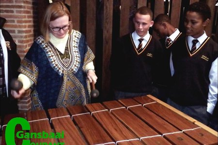 Die Wes-Kaapse Premier, Helen Zille, word deur Academia se Marimbas touwys gemaak en sy het nogal goed gevaar