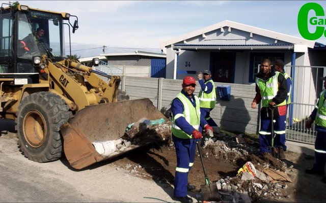 Gansbaai munisipaliteit het letterlik tonne rommel, skroot en vullis in al die streke weggery. Hulle 67 minute het oor twee dae gestrek. 