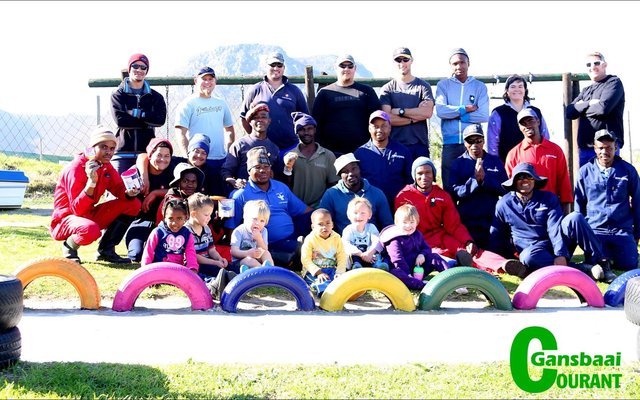 Die tegniese span van Aqunion se “67 minute” vir welwillendheid was sommer ‘n hele dagtaak toe hulle hele span met draad, gereedskap en verfblikke Maandag by Cool Kids Kleuterskool opdaag.  Die eens vaal speelterrein met sy swart bande is omskep in ‘n vrolike kinderland. Collin Wallis, die tegniese bestuurder by Aqunion sê dat die opgewondenheid van die kleingoed en hul stralende gesiggies die grootste bedanking was wat hy en sy span voor kon wens.  Liza Vos, eienaar van die skooltjie, het vroeër vanjaar ‘n brief aan Aqunion gestuur toe sy verneem het dat hulle  die heining by hulle terrein gaan vervang.  Sy het gevra of sy die ou heining kon kry en was bereid om dit self te gaan haal en op te rig.  Groot was haar verrassing Maandag toe die oorgehaalde span werksmense daar aankom om die skooltjie binne een dag ‘n totale opkikkering te gee!