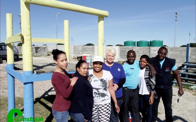 Personeel van Dyer Island Conservation Trust het na Masakhane se speelpark langs die gemeenskapsaal omgesien en dit geverf.