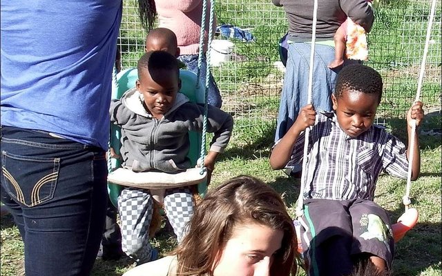 Behalwe vir sop en broodjies, het Gansbaai Toerisme ook met die kinders in Masakhane gespeel.