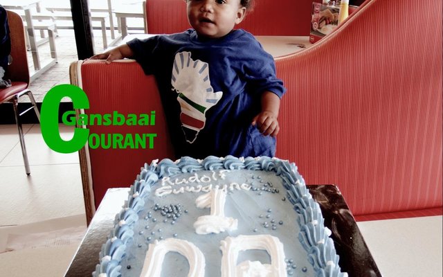 Die eenjarige Rudolph Arendse van Blompark was só beïndruk met sy DA-hempie, dat sy grootouers, Dolf Europa en Lena Arendse besluit het om vir hom ‘n DA-verjaardagkoek te laat bak en versier. Sy ouers, Suwayne en Magdalena Arendse het ingestem en Rudolph het ‘n yslike DA-koek vir sy eerste verjaardag op 23 Julie gekry. 