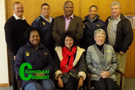 Die rolspelers wat in gesprek met minister Dan Plato getree het oor daadwerklike planne vir misdaadbekamping, met voor vlnr Lt.kol Moshi, Rdl Riana de Coning en Lucille Mangiagalli. Agter vlnr is mnr Kat Myburgh, Brig. Heilbron, minister Dan Plato, Kapt. Africa en Sp.kapt. Rautenbach.