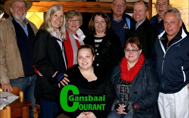 Gansbaai Sakekamer het Woensdagoggend vroegoggend om die ontbyttafel by Great White House Restaurant vergader.  Dit was ‘n uitstekende ken-mekaar-geleentheid waar belangrike onderwerpe aangeroer is in belang van ons pragtige dorp.  Van links agter staan Kobus van Staden (Omega Ondernemings), Julia Barlow – sakekamervoorsitter (Lighthouse Tavern), Henriëtta Roux (Gansbaai Vismark), Nadine Hickman (Fynbos Coffee Shop), Bev Swart (Zonart Kaggels), Hein van Wyk – addisionele lid (Overtek Computers), Dave Sawtelle (Saxon Lodge) en Jacques Nel (Gansbaai Gholfklub).   Voor:  Doulene Els – sekretaresse (Gansbaai Toerisme Buro) en Diana Nortman (Honey).   Kobus Claassen (Gansbaai Apteek) en Marinda van der Walt (Gansbaai Courant) het ook die oggend bygewoon.  Enigiemand wat belangstel om deel van die Sakekamer te word kan met Julia skakel by 082 332 6634 of met Doulene – 028 384 1439.