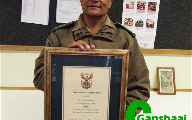 Gansbaai Seevisserye se Senior Visinspekteur,  Johnny Robertson 