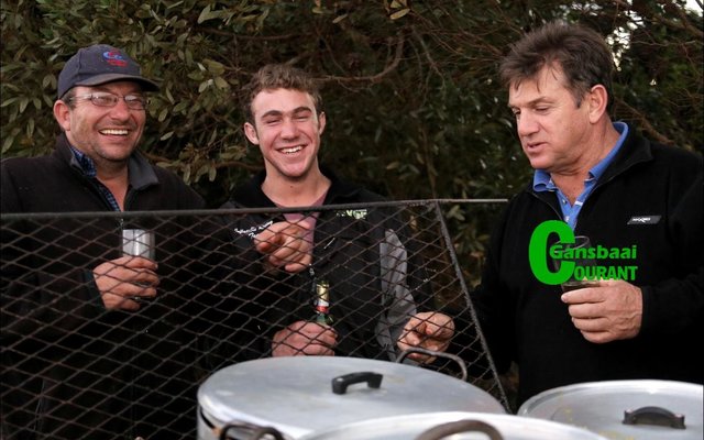 Die manne van die NG Kerk Baardskeerdersbos het hul kookvernuf Saterdagaand, 30 Julie 2016, ingespan om vir die oudste NG-kerk in die omgewing fondse te in.  Die fondse word hoofsaaklik aangewend om die kerk en –terrein in stand te hou. Agter die kospotte staan Jaco Uys, Andries en Johan van Dyk.  