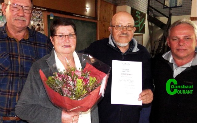Gansbaai Gholfklub het ‘n afskeidgeselligheid vir Sid van der Vyver met hul braai-aand gekombineer, met vlnr Bev Swart, Christine en Sid van der Vyver en Jacques Nell (Klubkaptein).