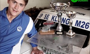 Elfjarige vreesloos agter stuur