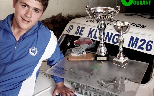 ‘n Trotse Charl Eksteen (11) by die Austin Mini waarmee hy die vier trofeë op die enjinkap tydens sy heel eerste seisoen ingepalm het.