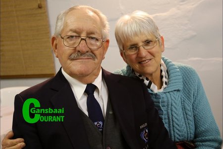 Overberg Hengelklub se oudste lid, Gert du Plessis, het Dinsdagaand sy 78ste verjaardag gevier.  By hom sit sy wederhelf, Miempie.