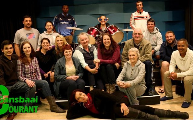 Die groep wat twee keer per week by die Pretoriussaal oefen is heel voor:  Toni Boshoff, eerste ry van links:  Deon Kilian, Roxanne Moore, Heidi Visser, Adri Nigrini, Juanita van Zyl, Maud Mostert, Yolanda Brand, Rosa Rabé, Koos Holtzhausen, Gericke van Eck en Verschelle Adams.  Agter: André en Juanita Hage, Na-Zain Anta, Karin van der Westhuizen, Rianco Holtzhausen en Corrie Avenant.  Afwesig: Patricia Zhalia, JP Rossouw en Jonathan Doyle.