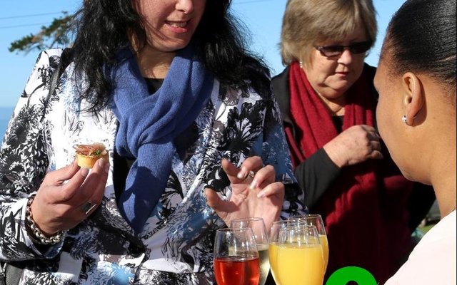 Gaste is op ‘n rooi tapyt met vonkelwyn ontvang.