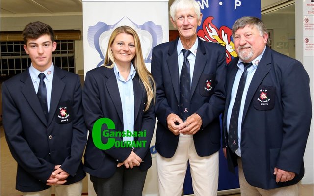 Die boot Rusty van Gustav Groenewald (heel regs) verdien beslis ook nou WP-kleure nadat sy hele span in WP-blou spog. Drie van die vier hengelaars is boonop familie. Links staan Gustav se kleinseun, Werner van Zyl (14) wat al visvang vandat hy ses jaar oud is.  Dit is die tweede jaar dat hy WP kleure verwerf. Hy is ook kaptein van die WP-juniorspan. Amanda van Staden, Gustav se dogter vang al bykans tien jaar vis en dit is ook háár tweede WP-jaar.  Sy is kaptein van die WP-damespan.  Chris Fourie is Dinsdagaand, 9 Augustus seremonieel gecap as WP-Hengelaar en Gustav spog met sy WP-skipper kleure.