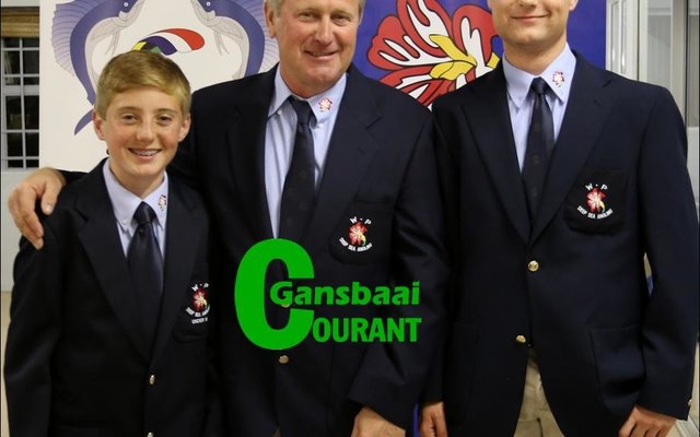 ‘n Pa wat breëbors  tussen sy twee seuns staan, is Erik Dahl (WP seniorspan – 2013), met Christoff - links (WP junior 2016) en Robert (WP juniorspan 2014). Hulle is al drie lede van die Overberg Hengelklub. Christoff neem vandeesweek deel aan die Kleinbaai Bodemvis Interprovinsiale kompetisie.