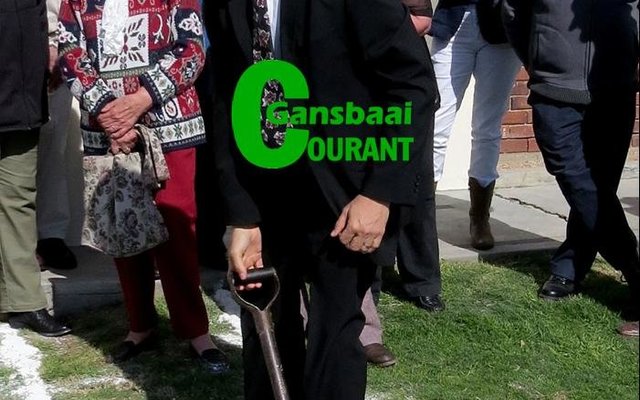 Ds Willie Kotze spit die eerste sooi vir die uitbreiding van die Pretoriussaal. 