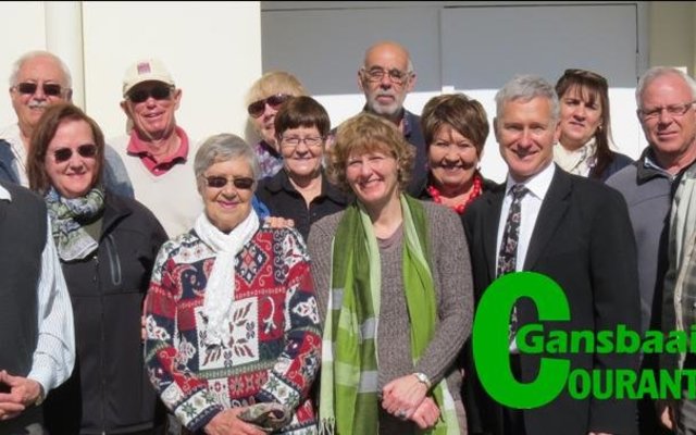 Van die betrokkenes by die sooispitgeleentheid, met voor vlnr Hennie Lochner, Linda Cilliers, Berta Brits, Duifie Lourens, dr Liesel Joubert, Aletta Lochner, ds Willie Kotze, ds Dirk van Dyk en Jannie Botha. Agter vlnr is Hennie Kriel, Ilse Klopper, Thys Cilliers, Daan Victor, Francia van Dyk, Hannes Cilliers en Eljoh Smit. Foto: Leonie Botha