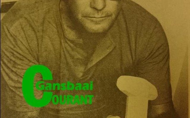 Aubrey Kruger in sy destydse kantoor (1966) met ‘n  dolos-model wat deur hom ontwerp is.