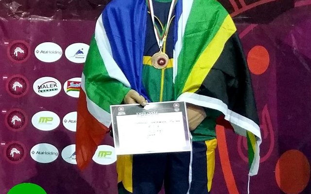 Johan Hulme, kleinseun van Johan en Elcine Hulme van Franskraal, pas nadat hy ‘n bronsmedalje vir sy derde plek in Grieks/Romeinse stoei in Algerië ontvang het.  