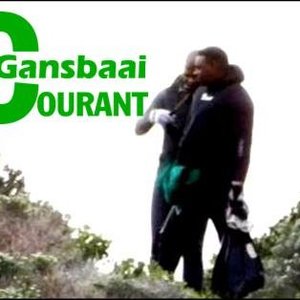 Konings van die duine, van die see en van die Overstrand se kosbare perlemoen hier vasgevang deur 'n leser, terwyl hulle sakke vol fynkos wegdra by Danger Point.