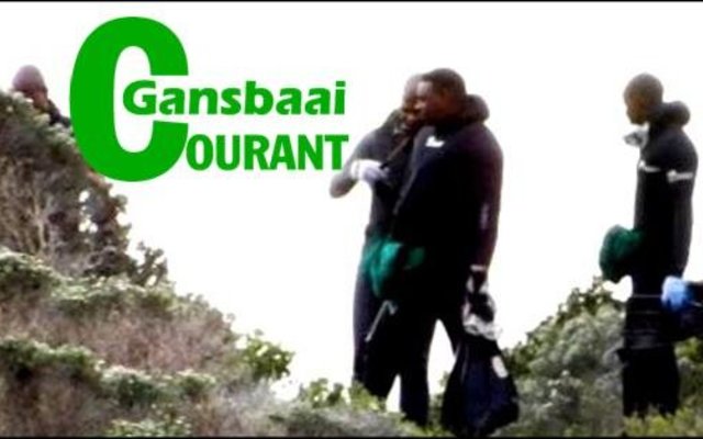 Konings van die duine, van die see en van die Overstrand se kosbare perlemoen hier vasgevang deur 'n leser, terwyl hulle sakke vol fynkos wegdra by Danger Point.