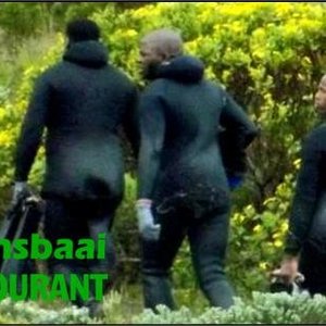 Konings van die duine, van die see en van die Overstrand se kosbare perlemoen hier vasgevang deur 'n leser, terwyl hulle sakke vol fynkos wegdra by Danger Point.