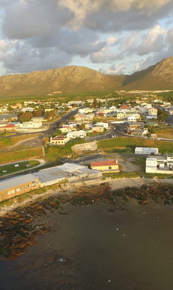 Gansbaai_Harbour_View_from_the_air_to_the_mountain