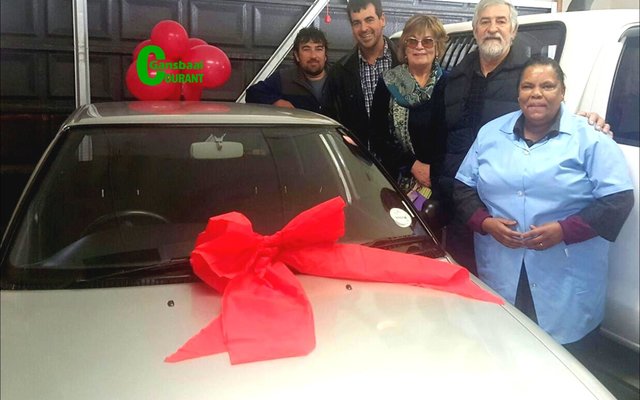 Sophie Aploon  (regs) was uit die veld geslaan toe haar werkgewer haar verras met ‘n Toyota Tazz, kompleet met rooi strik en al, hier saam met vlnr Marius, Andries, Emily en Matie Nowers. Bygedra:  Gerrit Cloete