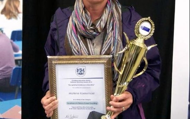 Marlene Koekemoer van Laerskool Gansbaai pas nadat sy die toekenning vir Uitnemendheid in Primêre Skool Onderrig ontvang het.