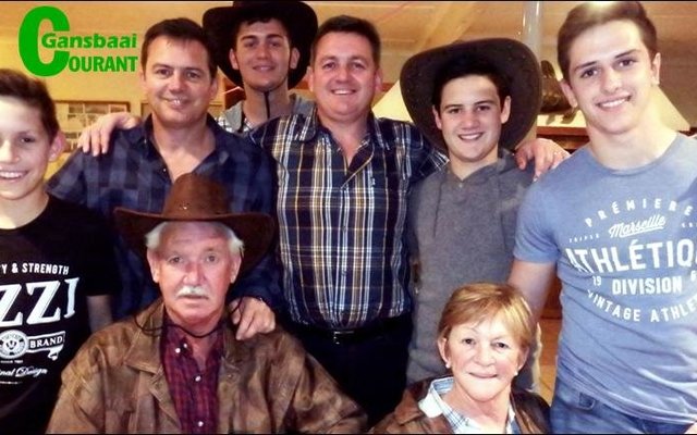 Hier  glimlag  Piet en Gerda Otto saam met   hulle span van ses Otto’s -Jaco, Wikus, Charl, Gerhard, Jaundre en Tiaan.