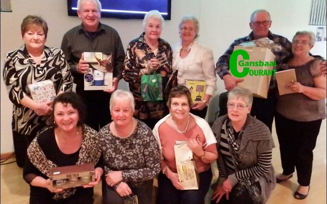 Pryswenners tydens HaS se jaarlikse Sokkiejol lewer telkens pragtige pryse op, met die pryswenners voor vlnr Mariëtte van der Westhuisen, Hettie Esterhuizen, Susan Schonken en Jeanette Crafford. Agter vlnr Lorraine Fourie, At Roux, Fienie Conradie, Olivia, Gerbie Fabricius en Suzie Rademan (organiseerder).