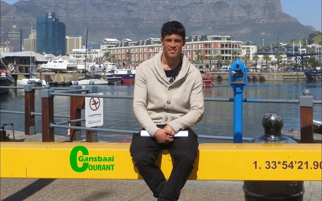 Francois Groenewald van Ovies sit hier in die raam waar toeriste letterlik toustaan vir foto’s met Tafelberg as agtergrond tydens sy besoek aan die Waterfont en die Cape Einsteins se uitstalling.